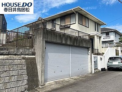 外観：◇外観写真◇トヨタホーム施工の中古戸建てです！敷地面積は広々70坪超え☆5LDKのゆったりとお過ごしいただけそうな間取りとなっています♪お車も並列2台駐車可能で安心ですね♪