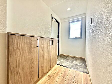 ◇玄関◇使い勝手の良い下足収納があり、外から帰ってきて靴、レインコート、傘や外遊びグッズ等を収納するのに大変重宝します。明るく温かな雰囲気で家族の帰りや来訪者を出迎えてくれる玄関です。