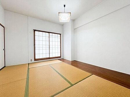 ◇和室◇リビング横の和室です。扉を開けると開放的な空間が生まれます。急な来客にも対応できますね。和の空間を感じながら、一人の時間を過ごすのもいいですね。