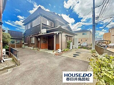 外観:◇外観写真◇大通りから奥へ入った敷地になりますので、車の往来や歩行者など気にすることなく生活できます。空港の近くですが、リフォーム工事にて防音工事も施工されております。 外観:◇外観写真◇大通りから奥へ入った敷地になりますので、車の往来や歩行者など気にすることなく生活できます。空港の近くですが、リフォーム工事にて防音工事も施工されております。