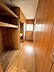 その他：◇物置小屋　内部◇物置小屋の中は、棚や間仕切りなどもございます。タイヤや、工具、また趣味の物など片付けることが可能です♪窓も2面にあり明るいです♪