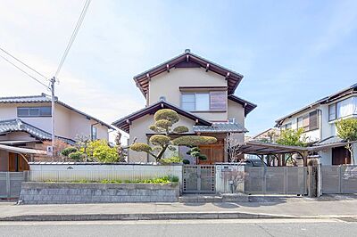 外観：■現地写真（2024年3月撮影）■最寄りバス停「芝谷町」まで徒歩2分と通勤・通学に便利な立地です。