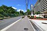 周辺：敷地南側の前面道路
