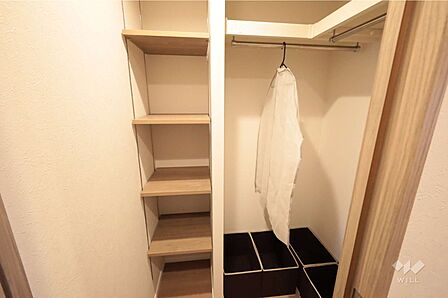 ウォークインクロゼット、趣味の道具や、たくさんのお洋服を収納することができます。［2026年3月6日撮影］