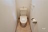 トイレ：トイレ。1階にも2階にもトイレがあるので忙しい朝でも安心です。