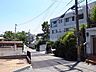 周辺：敷地北側の前面道路。周辺は緑豊かな閑静な住宅地です。