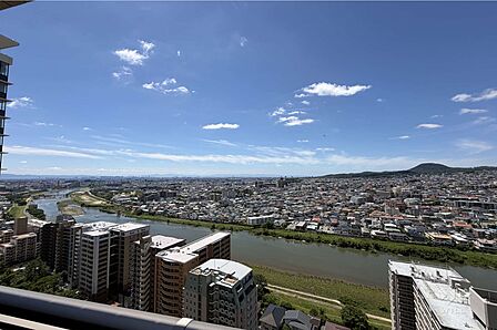 バルコニーからの眺め、目の前に景色を遮るものはなく、晴れた日は非常に遠くまで見渡すことができるので爽快です。［2026年6月11日撮影］