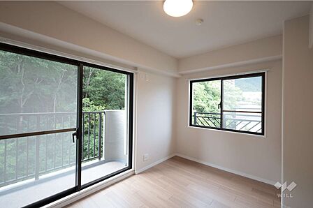 西側洋室5.9帖、寝室としても子供部屋としても十分な広さです。大きなクロゼットがあるので、洋服や趣味の荷物が多い方でも安心です。［2026年8月28日撮影］
