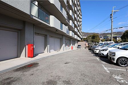 敷地内駐車場(屋外平面式と屋内平面式)