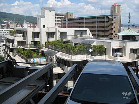 周辺はマンションが多く立ち並ぶ住宅地です。
