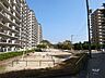 周辺：A棟とB棟の間に、広い公園があります。