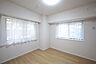 子供部屋：西側洋室6.5帖、寝室としても子供部屋としても十分な広さです。大きなクロゼットがあるので、洋服や趣味の荷物が多い方でも安心です。［2026年10月2日撮影］