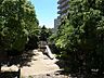 周辺：敷地に隣接して緑豊かな「旭町1丁目公園」があります。
