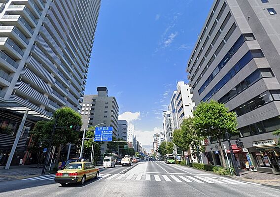 新大橋通りに立...