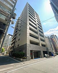 表通りから一本奥まった一画に立地。都市の利便性と落ち着いた街並みが同居した環境です。