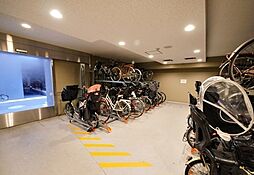 雨や盗難から自転車を守る屋内駐輪場