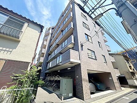 大通りから少し入った、利便性と落ち着きを兼ね備えた住環境です。