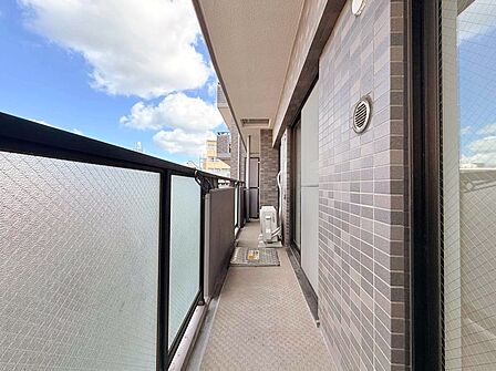 3部屋に跨る横長バルコニー。お布団などの大きなお洗濯物も干しやすいです。