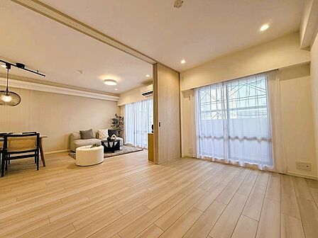 引き戸を開放し、拡張リビングとして広々とお使いもいただけます。