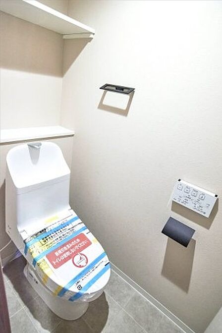 温水洗浄機能付トイレに上部収納付です。