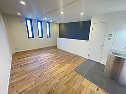 玉井町ガレージハウス B 1階ワンルームのリビング/ダイニング