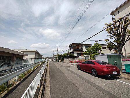 物件の前の道路です。道幅が広くまた交通量の少ない道です。