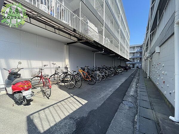 画像23:自転車もバイクも無料で停められます