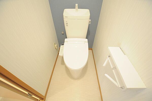 画像12:温水洗浄便座付きトイレ