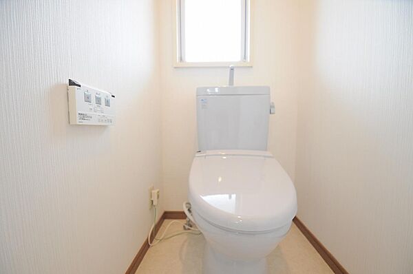 画像14:温水洗浄便座付きトイレ