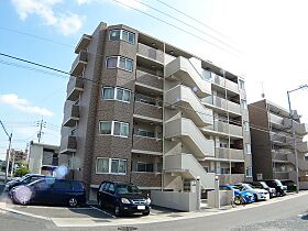 クレール新屋敷  ｜ 岡山県岡山市北区新屋敷町1丁目（賃貸マンション2LDK・2階・61.96㎡） その1