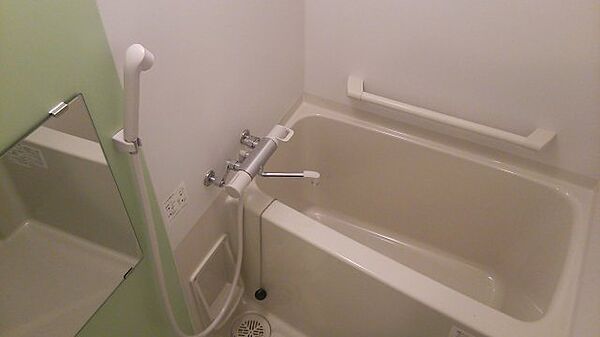 画像13:清潔感のあるカラーパネル、サーモスタット付水栓