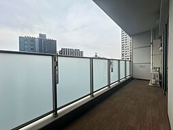 朝の澄んだ空気や、夕方に吹く清々しい風を感じられるバルコニー。