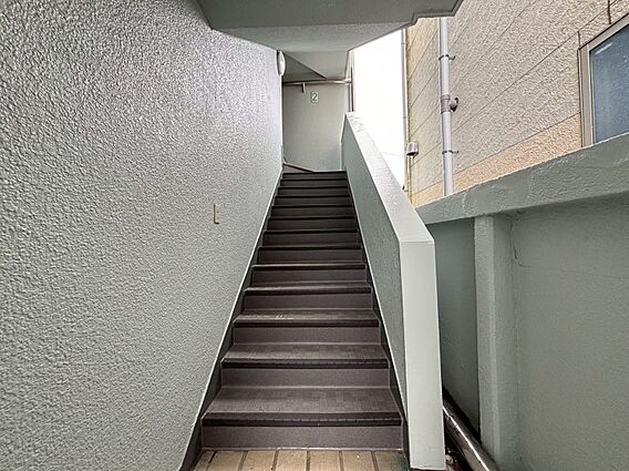 共用部の階段で...