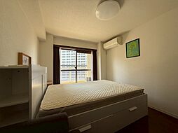 清かで艶やかな時間をもたらしてくれる室内です。