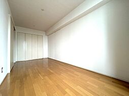 清かで艶やかな時間をもたらしてくれる室内です。