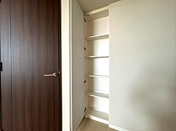家電やスーツケース、ストック品など何でも片付く嬉しい空間です。
