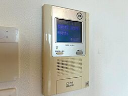 誰が来てもわかる様にモニター付きインターホンを設置。