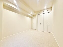 清かで艶やかな時間をもたらしてくれる室内です。