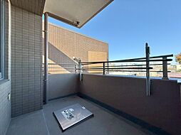 朝の澄んだ空気や、夕方に吹く清々しい風を感じられるバルコニー。