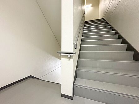 共用部の階段です。明るく清潔に管理されています。