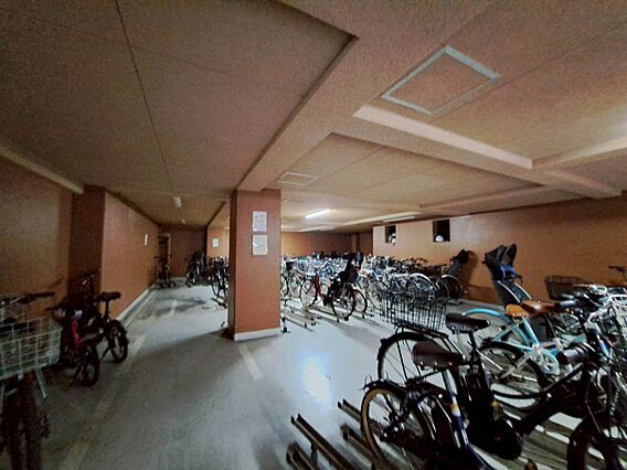 駐輪場も綺麗に...