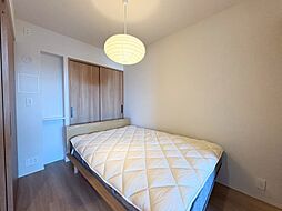 清かで艶やかな時間をもたらしてくれる室内です。