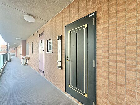清潔感のある落ち着いた雰囲気の玄関です。