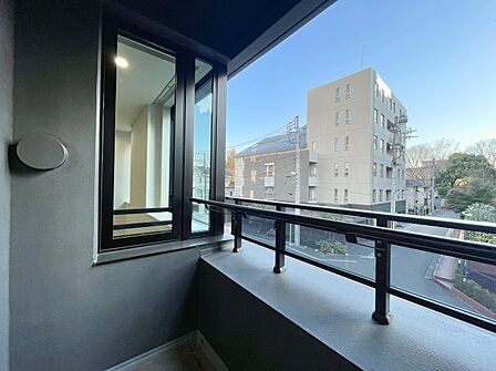 朝の澄んだ空気や、夕方に吹く清々しい風を感じられるバルコニー。