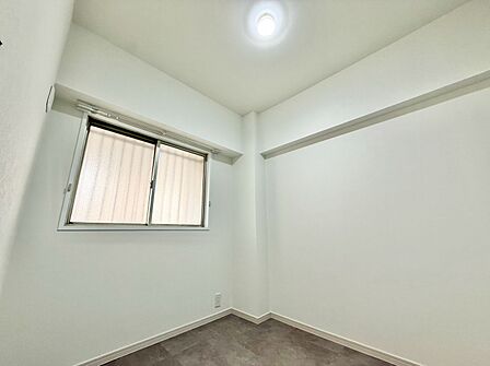 清かで艶やかな時間をもたらしてくれる室内です。