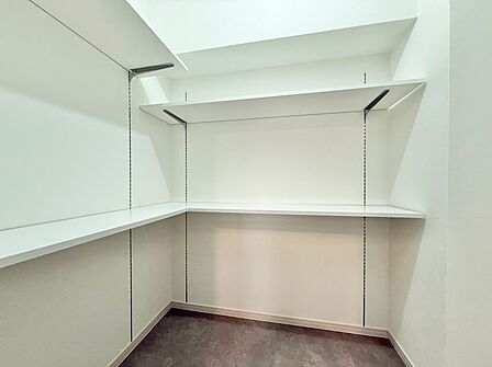 家電やスーツケース、ストック品など何でも片付く嬉しい空間です。