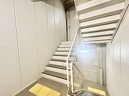 共用部の階段です。明るく清潔に管理されています。