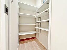 家電やスーツケース、ストック品など何でも片付く嬉しい空間です。