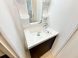 清潔感を感じられる洗面化粧台。