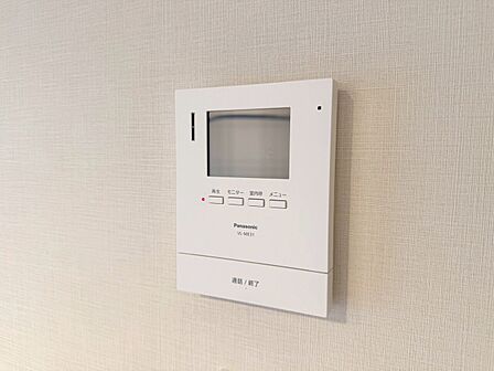誰が来てもわかる様にモニター付きインターホンを設置。